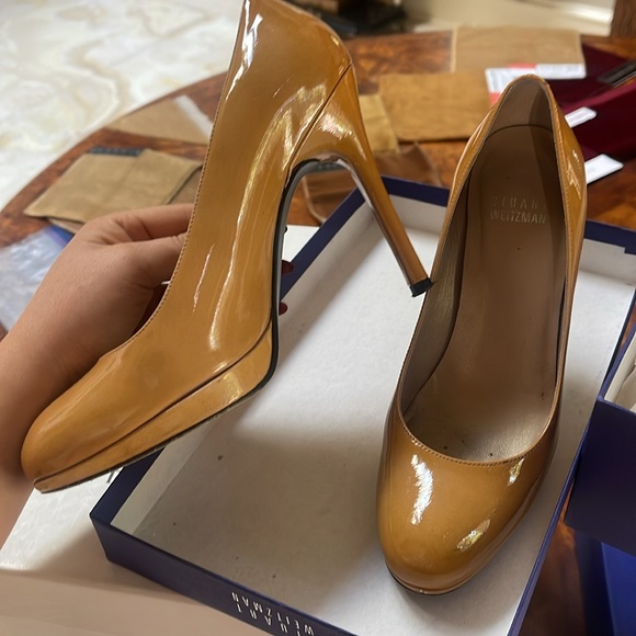 SALVATORE FERRAGAMO CREAM PUMP HEELS - Picture 2 of 4